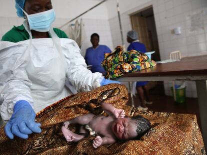 Un recién nacido en un hospital en Sierra Leona.