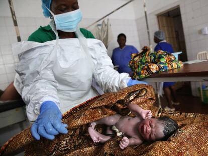 Un recién nacido en un hospital en Sierra Leona.