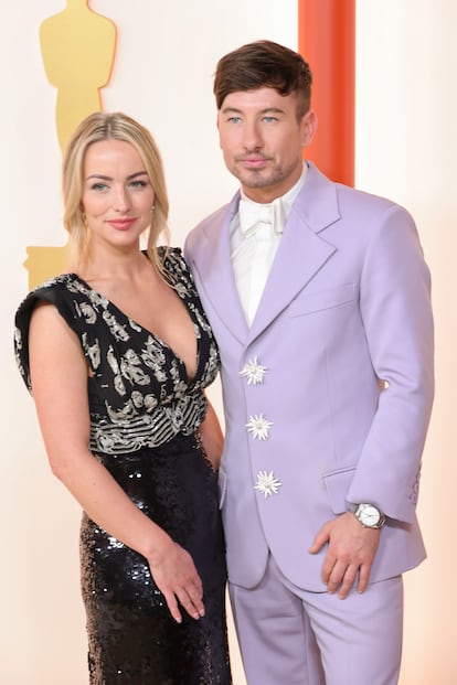 El actor irlandés Barry Keoghan apostó por el color con este traje de Louis Vuitton. Acudió acompañado de su pareja, Alyson Kierans.