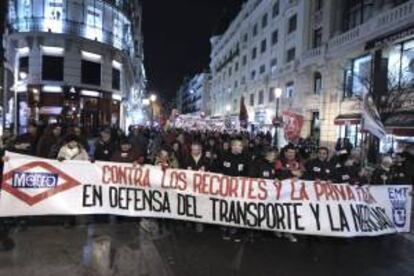 Manifestación de trabajadores del Metro de Madrid y de la Empresa Municipal de Transportes (EMT) en enero pasado en defensa del transporte público y contra los recortes. EFE/Archivo