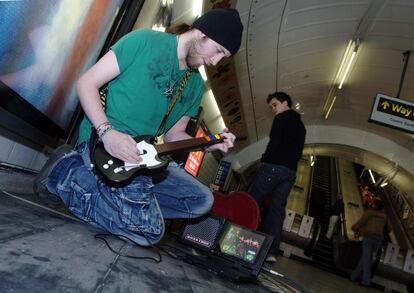 El Guitar Hero en el Metro de Londres
