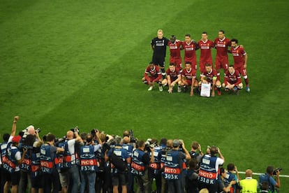 Los jugadores del Liverpool posan para la foto oficial en la Fina de la Champions League disputada en Kiev.