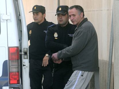 La policía traslada a Santiago del Valle tras la última sesión del juicio en la Audiencia de Huelva.