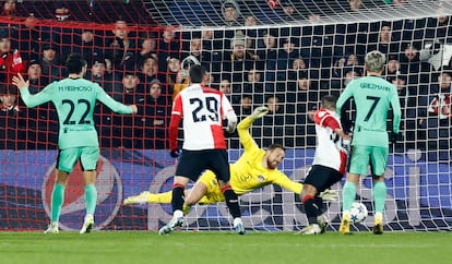 Mats Wieffer marca el único gol del Feyenoord.
