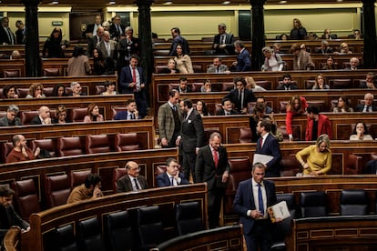 Los diputados de Vox abandonan el hemiciclo del Congreso, este jueves.