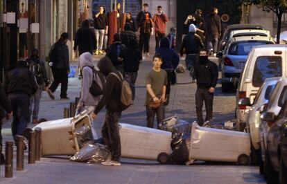 Contenedores de basura son tirados al suelo por un grupo de jóvenes tras la manifestación ante el Congreso de los Diputados, Madrid.