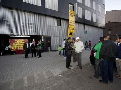 La PAH ocupa un bloque de pisos nuevos en Sabadell.