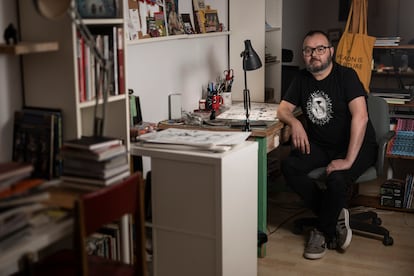 Albert Monteys, guionista y dibujante de cmic, en su estudio compartido con otros ilustradores, en Barcelona.

