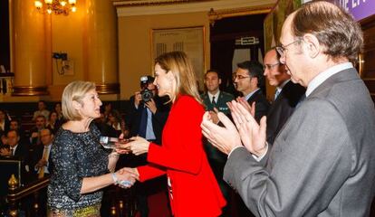 Su Majestad la Reina entrega el premio Feder a la vicerrectora de la Universitat de València, Isabel Vázquez.