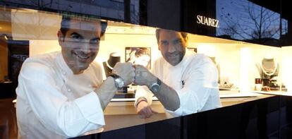 Mario Sandoval y Paco Roncero en el escaparate de Suárez en la calle Serrano.