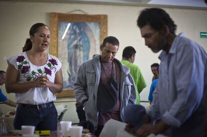 Migrantes rezan antes de comer en el Desayunador Padre Chava, en el centro de Tijuana. Diariamente se sirven más de 1.000 desayunos a los deportados