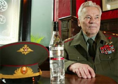 Mikhail Kaláshnikov promociona en Londres un vodka bautizado con su nombre