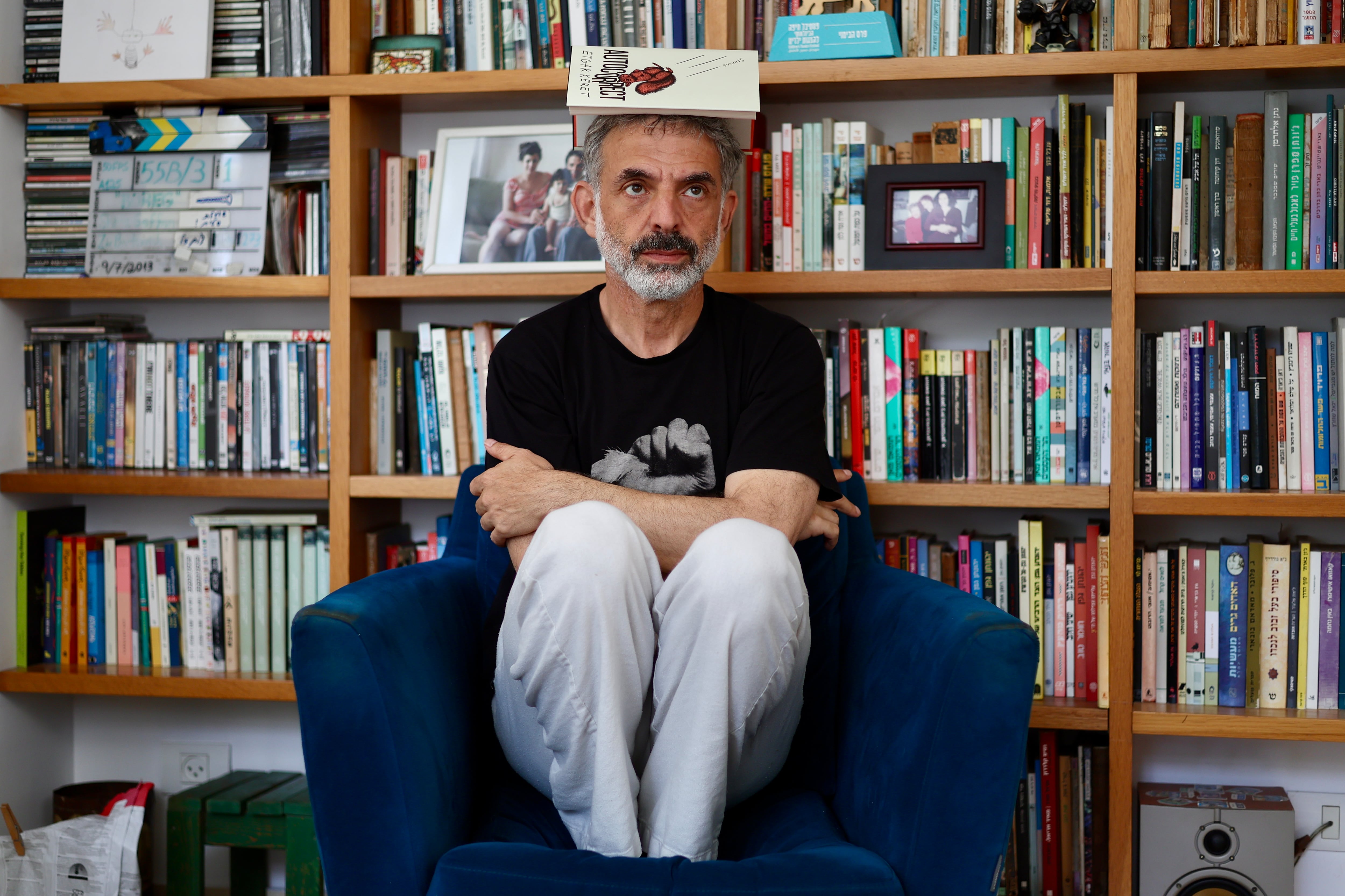 El escritor israelí Etgar Keret, el pasado día 11 en su casa de Tel Aviv.