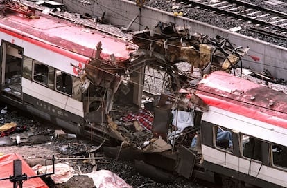 Restos de vagones de tren cerca de la estación de Atocha, en la calle Téllez de Madrid, tras la explosión que se registró a primera hora de la mañana.