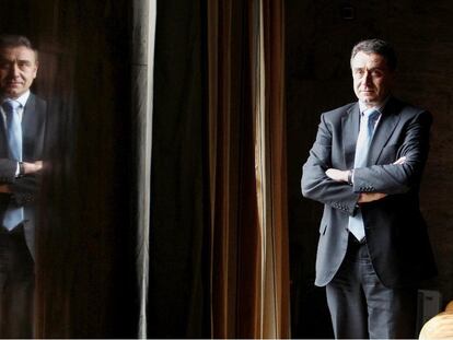 El secretario de Estado de Agua, Josep Puxeu, ante la ventana del Ministerio de Medio Ambiente, antes de la entrevista.