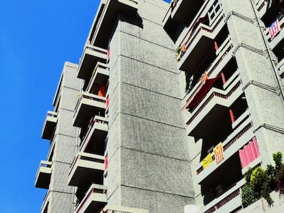 Can Mercader és una de les construccions que explica el brutalisme.