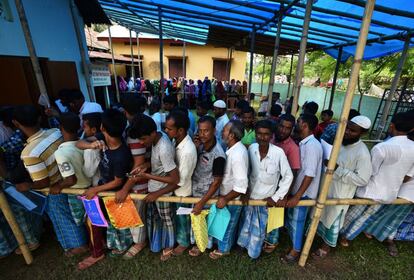 Ciudadanos indios hacen cola para verificar sus nombres en la lista preliminar en el centro del Registro Nacional de Ciudadanos (NRC), en una aldea en el distrito de Nagaon.