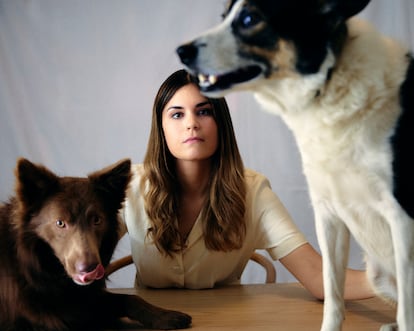 Marzo de 2022. Elvira Sastre junto a sus perros, Berta y Viento.