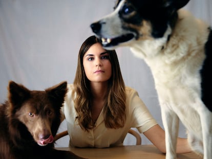 Marzo de 2022. Elvira Sastre junto a sus perros, Berta y Viento.