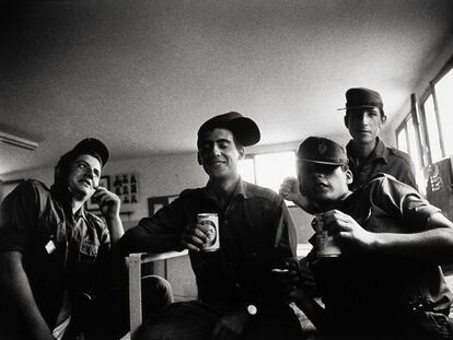 Cuatro jóvenes durante el servicio militar en una fotografía que forma parte de la exposición 'Imágenes de la mili'.