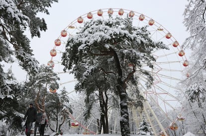 Gente caminado por un parque después de una nevada en Minsk (Bielorrusia).
