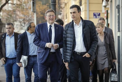 El secretario general del PSOE, Pedro S&aacute;nchez, a la derecha, con el presidente valenciano, Ximo Puig, en Valencia.