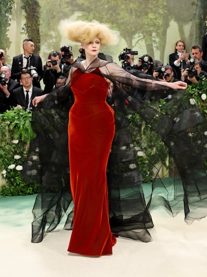 La actriz Gwendoline Christie, que cerró el desfile de Maison Margiela el pasado enero, uno de los más aplaudidos que se recuerdan, ha repetido firma con este vestido rojo con capa negra hecho a medida por John Galliano.