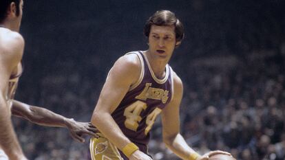 Jerry West, el número 44 de los Lakers, maneja la pelota contra los Knicks alrededor de 1970.