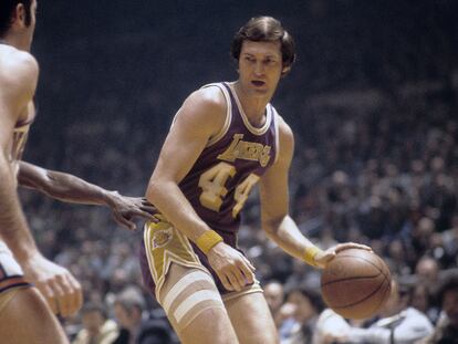 Jerry West, el número 44 de los Lakers, maneja la pelota contra los Knicks alrededor de 1970.