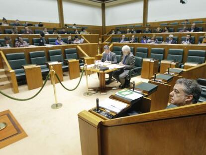 El lehendakari Iñigo Urkullu momentos antes de comenzar el pleno.