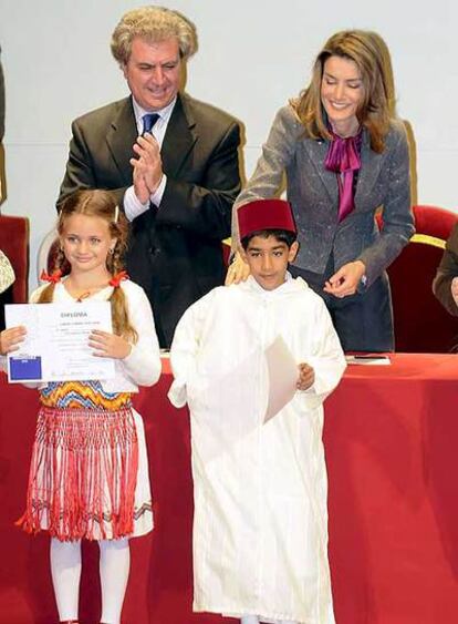 El ministro César Antonio Molina y la princesa Letizia con dos niños.