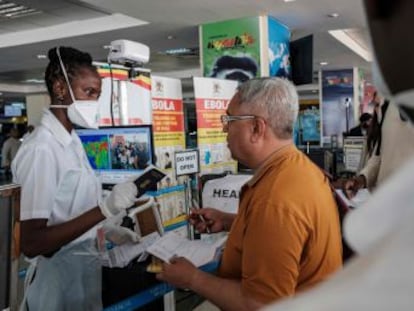 Con una tardía aparición, el coronavirus se expande por el continente. Tras cerrar fronteras internacionales, comienzan los toques de queda y los confinamientos. El último, anoche en Senegal