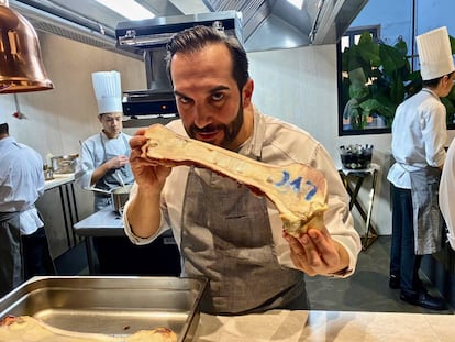 Mario Sandoval en el restaurnte Coque con un gran hueso de buey de más de 10 años. CAPEL