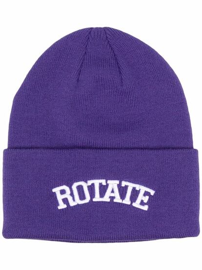 La marca danesa Rotate está enfocada al vestuario festivo, pero también cuenta con accesorios como este gorro de punto elaborado con materiales reciclados. Precio: 66 euros.