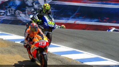 M&aacute;rquez makes his move on Rossi at &quot;the corkscrew&quot; in Laguna Seca.  