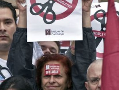 M&eacute;dicos de Catalu&ntilde;a protestan contra los recortes en la sanidad p&uacute;blica.