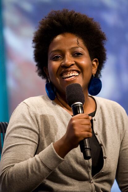 Ory Okolloh (1978) - Activista. Estudi derecho y a?travs de su blog y de dos pginas webs de las que es cofundadora (Mzalendo y Ushahidi) denuncia las malas prcticas de miembros del Parlamento de Kenya.