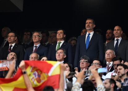 Desde la izquierda, Josep Maria Bartomeu, presidente del Barcelona; José Guirao, ministro de Cultura en funciones; José Manuel Moreno, presidente de la Junta de Andalucía; el rey Felipe, y Luis Rubiales, presidente de la  Real Federación Española de Fútbol, mientras suena el himno de España.