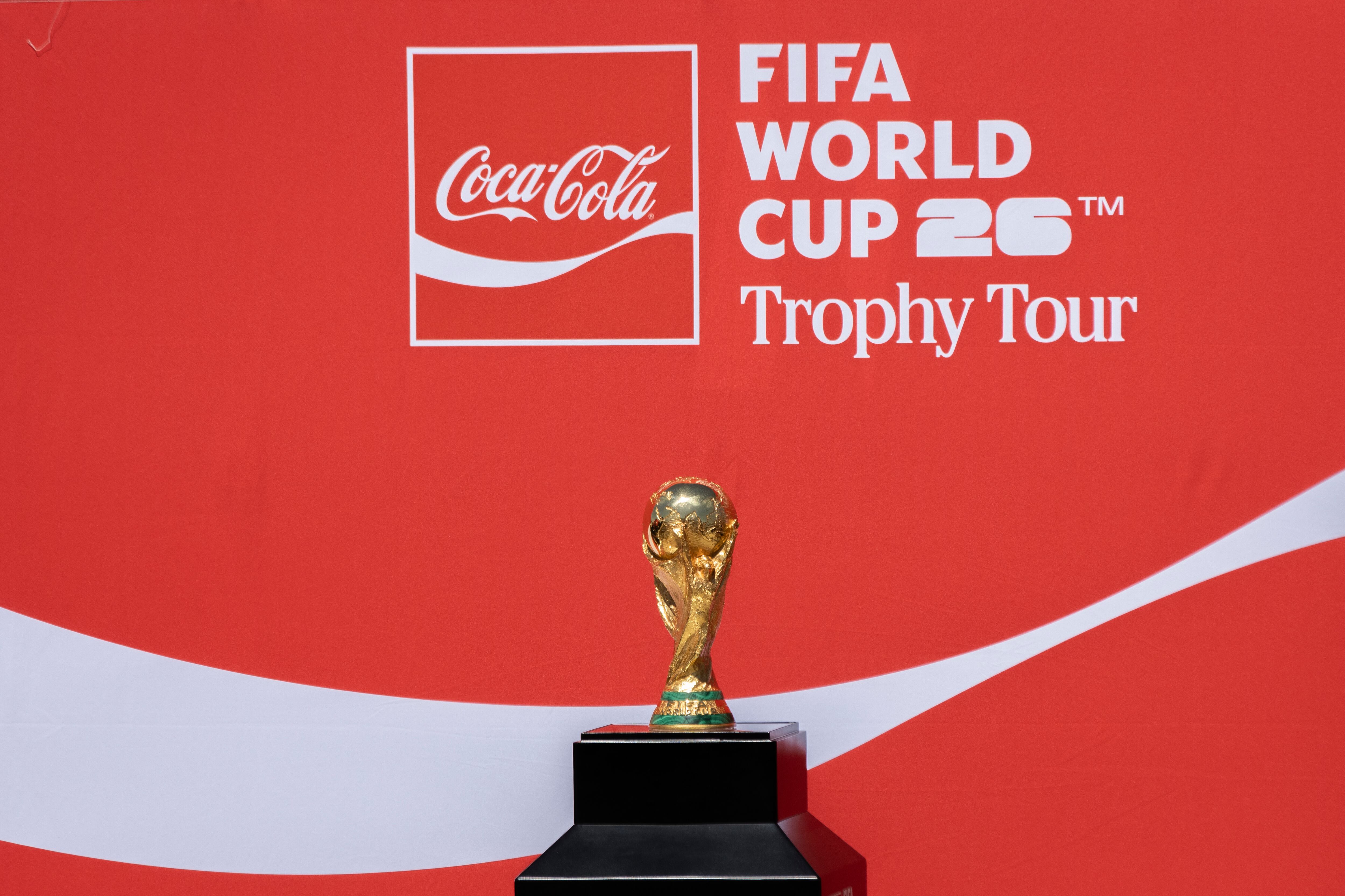 Trofeo de la Copa del Mundo en el Aeropuerto Internacional Felipe Ángeles, este viernes.