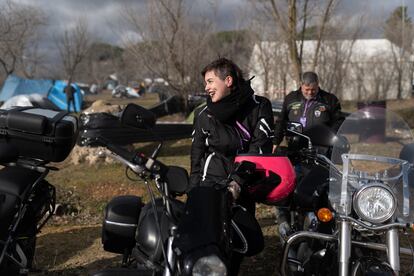 Sofa Villalba, motera de Teruel, se baja de su moto en el camping de Pinginos.