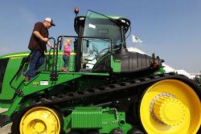 Un agricultor y un niño en un tractor John Deere 956