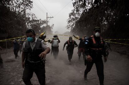 Un grup de policies de Guatemala ajuden a evacuar els residents del poble d'El Porvenir (Guatemala), el 3 de juny.