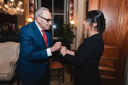 El senador Chuck Schumer, líder de los demócratas en el Senado, junto a la venezolana Raiza Contreras, madre del primer estudiante de una escuela pública de Nueva York detenido por el ICE, en el discurso del estado de la Unión de 2026, en Washington DC.