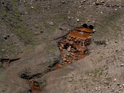 Agua fluye por un arroyo casi vacío en el embalse de Chuza, el 16 de abril en Fómeque (Colombia).