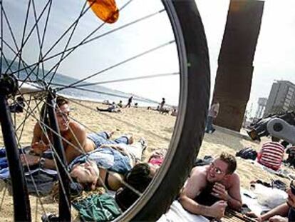 La recuperada playa de la Barceloneta, tradicional salida al mar de la ciudad, está situada en el popular barrio del mismo nombre y mide 570 metros de longitud.