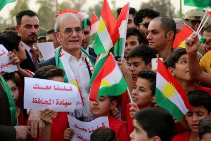 El gobernador de Kirkuk, Najmaddin Karim (de gafas), este miércoles.