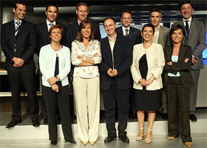 Fran Llorente, en el centro, rodeado de los presentadores de los diferentes telediarios.