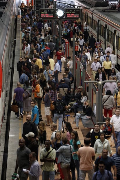 Los sindicatos han cifrado el seguimiento del paro en un 99% con el 85% de trenes en circulaci&oacute;n. Los convocantes han denunciado los servicios m&iacute;nimos impuestos por Fomento.