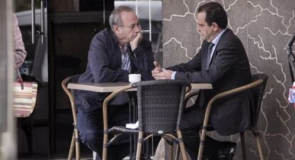 El juez José Castro, a la izquierda, charla con el fiscal Pedro Horrach en noviembre de 2012.