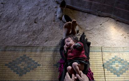 Una madre juega con su hijo recién nacido en el pueblo marroquí de Ait Sghir, el 14 de febrero de 2015.